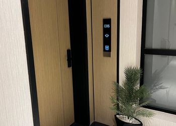 شقة بصالة أنيقة ودخول ذاتي