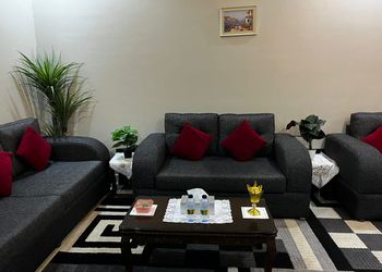 شقة واسعة بصالة وثلاث غرف نوم 