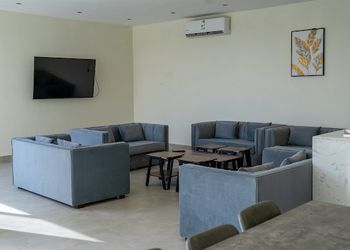 شاليه بجلسة تطل على مسبح خارجي 