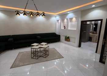 استراحة بمجلس واسع وفناء خارجي 