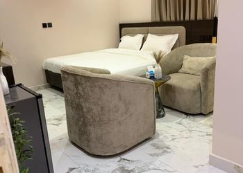 استديو بأثاث مريح وبسيط 
