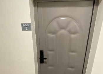 شقة بغرفة معيشة وغرفة نوم 