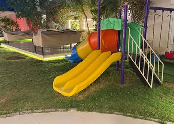 شاليه بمسطح اخضر و مسبح