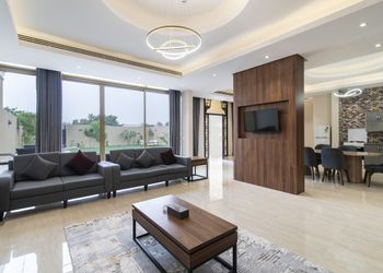 شاليه بمسطح اخضر ومسبح