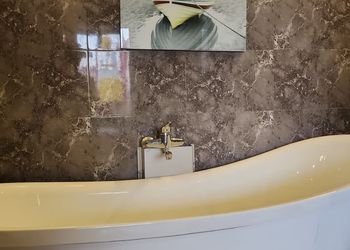 شاليه بجلسة تطل على مسبح خارجي  