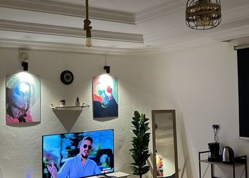 استديو بأثاث مريح وبسيط 