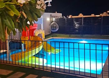 شاليه بجلسة خارجية على المسبح 
