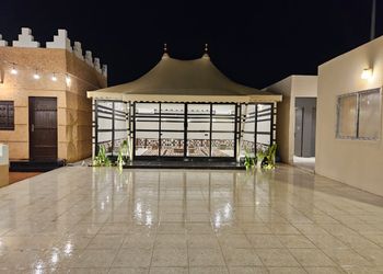 مزرعة بمسطح اخضر وجلسة خارجية