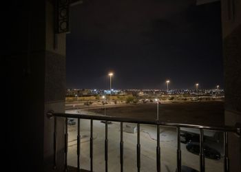 شقة بصالة أنيقة وثلاث غرف نوم 