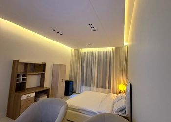 استديو بسرير ماستر وأثاث مريح 