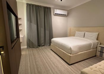 استديو بألوان مريحة وأثاث راقي
