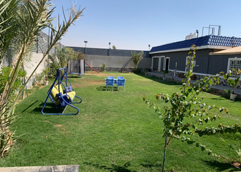 شاليه بمسطح اخضر وجلسة خارجية