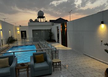 شاليه بمسبح خارجي وجلسة خارجية 