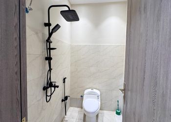 شاليه بجلسات خارجية وألعاب مائية