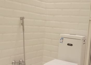 شاليه بمسطح اخضر وجلسة خارجيه