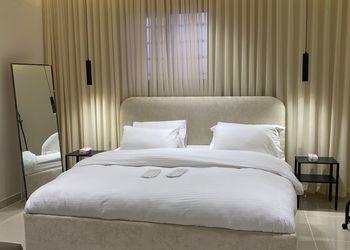 استديو بأثاث مريح وبسيط 
