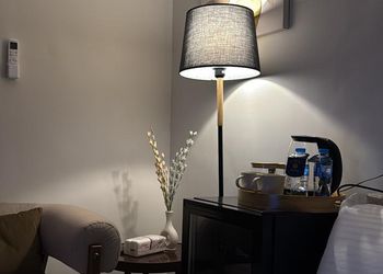 استديو بأثاث مريح وبسيط 