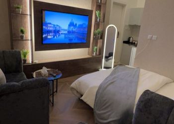 استديو هادئ بسرير ماستر