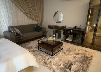استديو بسرير ماستر وجلسه جانبيه