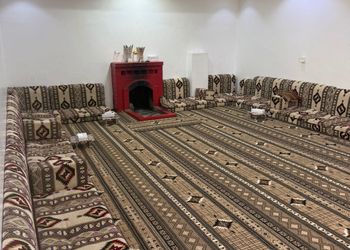 استراحة بمسطح اخضر ومجالس