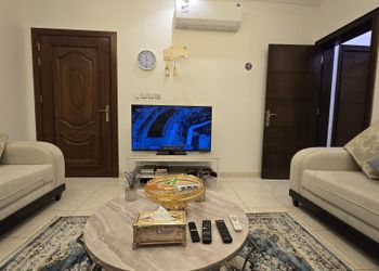 شقة بصالة مريحة وغرفة نوم هادئة 