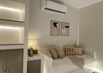 استديو بأثاث مريح وبسيط 