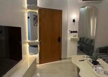 استديو بأثاث مريح وبسيط 