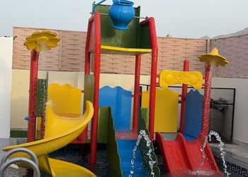 شاليه بألعاب مائية وجلسة خارجية