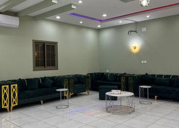 شاليه بمسطح اخضر ومسبح 