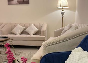 شالية بمسبح خارجي ومسطح اخضر