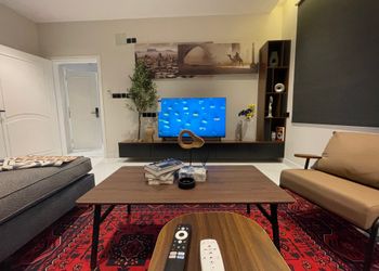 شقة بدخول ذاتي وصالة أنيقة 