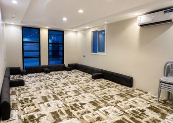 استراحة بمجالس واسعة وفناء خارجي