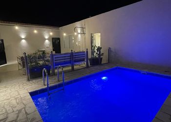 شاليه بجلسة تطل على مسبح خارجي 