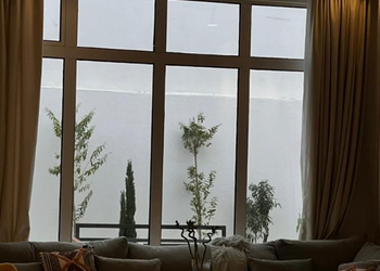 شالية بجلسة خارجية مطله على المسبح