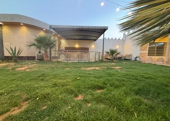 شاليه بسطح اخضر وصالة جلوس