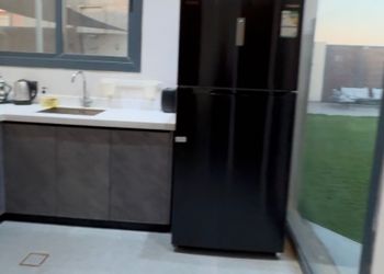 شاليه بمسطح اخضر و خيمة خارجية 