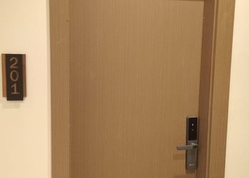 شقة بغرفة معيشة وغرفتين نوم 