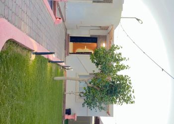 شاليه بملجس مطل على المسبح 
