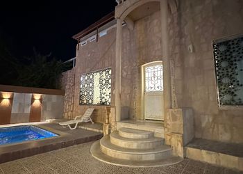 استراحة بجلسة مطلة على مسبح 