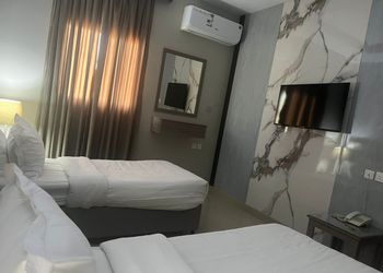 غرفة بسريرين مفردة وأثاث مريح