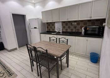 شاليه بمسطح اخضر وجلسة خارجية