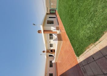 استراحة بملعب كرة قدم و طائره 