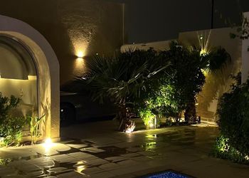 شاليه بجلسة تطل على مسبح خارجي 