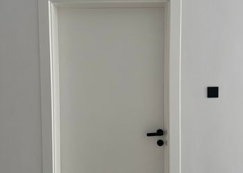 استديو بأثاث مريح وبسيط