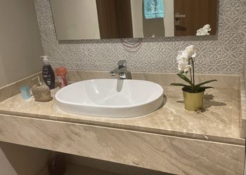 استديو بأثاث مريح وبسيط 