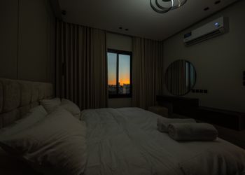شقة بصالة وثلاث غرف نوم