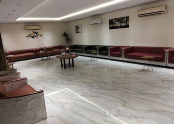 شاليه بمسطح اخضر ومجالس 
