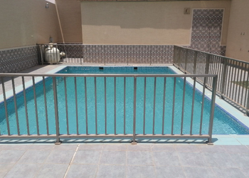 شاليه بمسطح اخضر وجلسة خارجية 