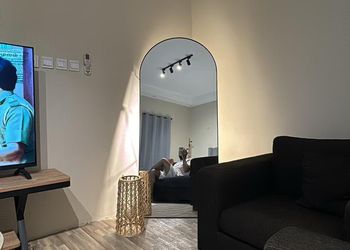 استديو بسرير ماستر وأثاث مريح 