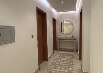 شقة بصالة هادئة ودخول ذاتي